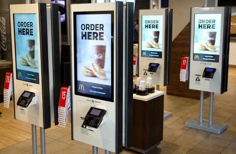 Ways Touchscreens Improve Retail Store Operations